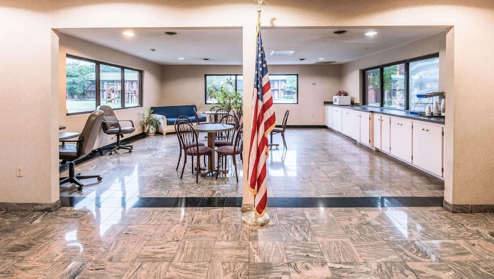 Studios and Suites 4 Less Emporia - photo 2