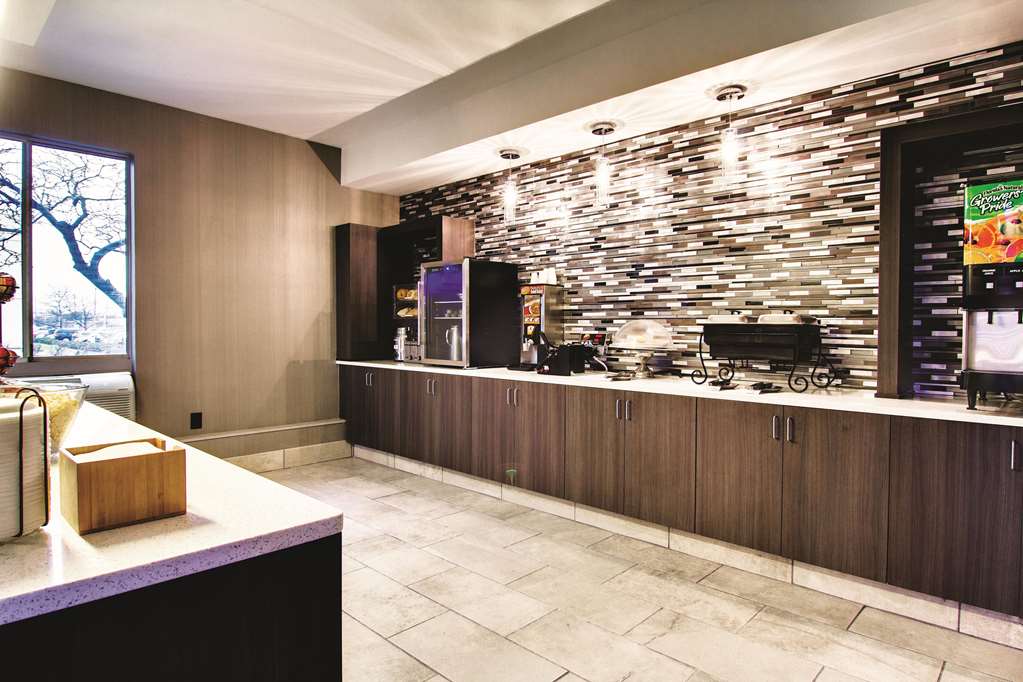 La Quinta Inn & Suites by Wyndham Cleveland Airport West - photo 45