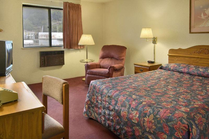 Super 8 by Wyndham Butler - photo 4