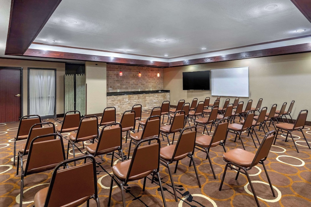 Quality Suites Addison Dallas - photo 45
