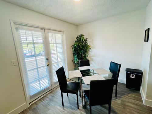 Cute 2 Bedroom 2 Bath 2 mile Strip5