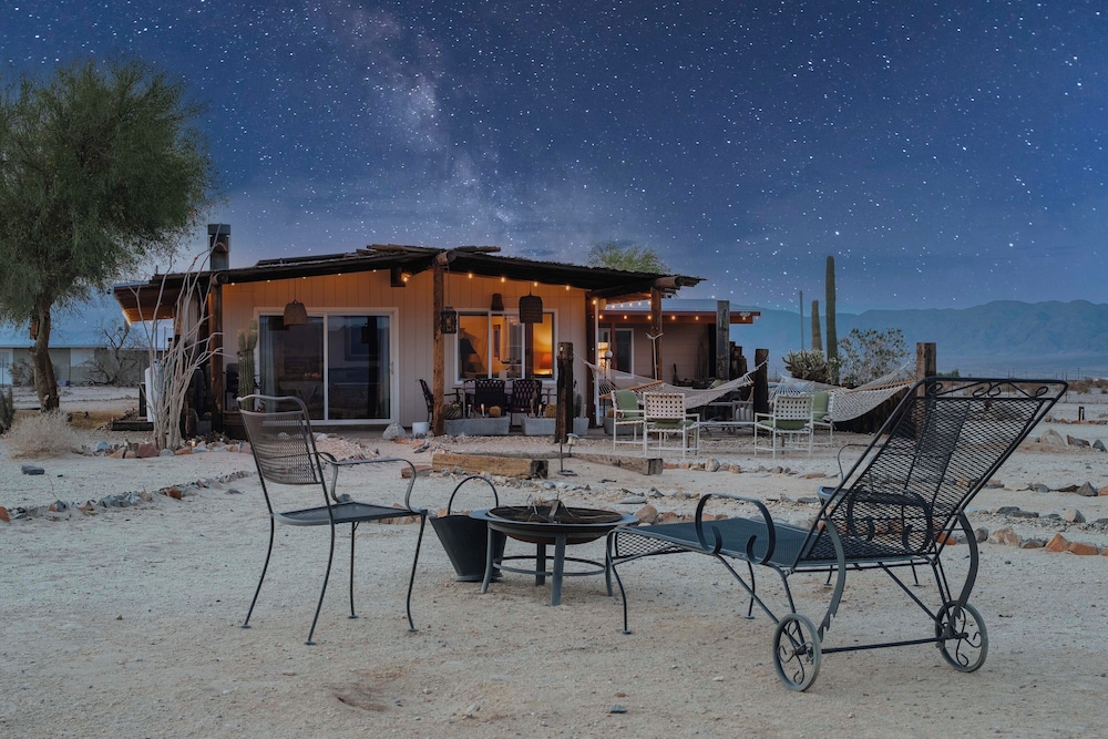 Twentynine Palms Desert Oasis w Pool & Hot Tub — hotel in Twentynine Palms