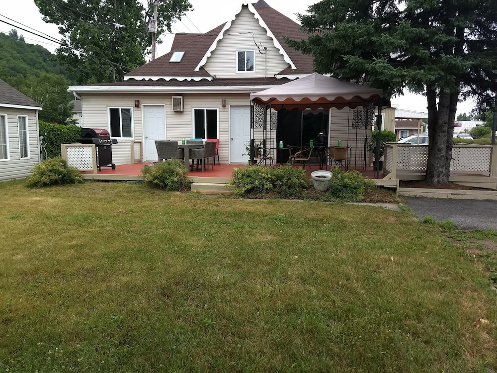 Motel Hibiscus in Beaupre, Canada