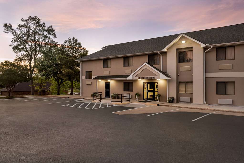 Baymont by Wyndham Hearne - photo 5