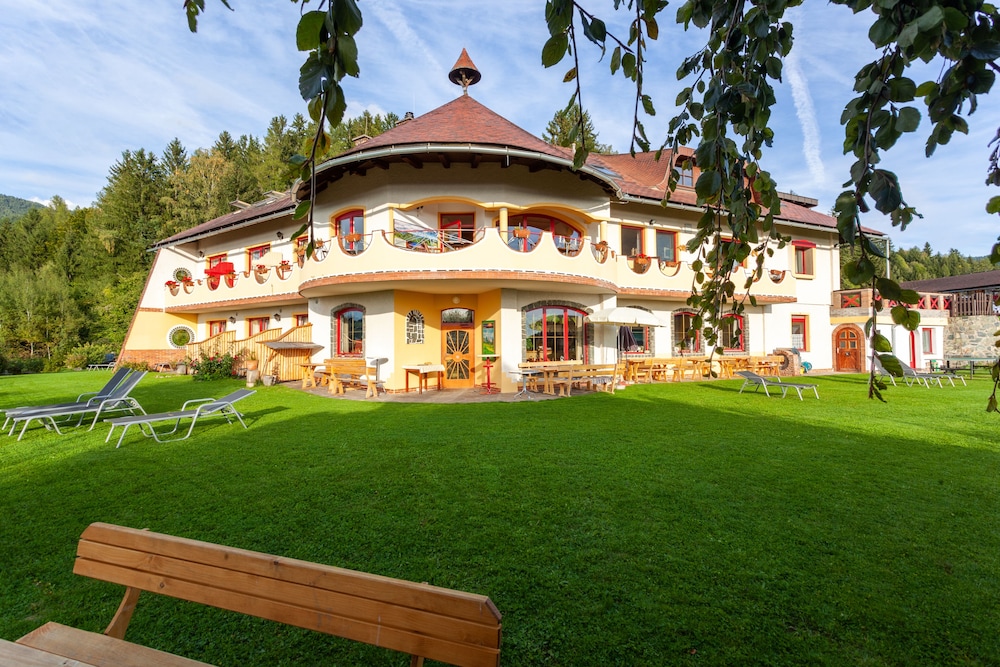 Biolandhaus Arche - carbon neutral hotel in Eberstein