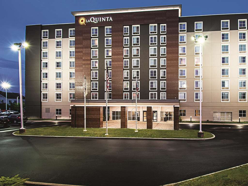 La Quinta Inn & Suites by Wyndham Cincinnati Sharonville - photo 2