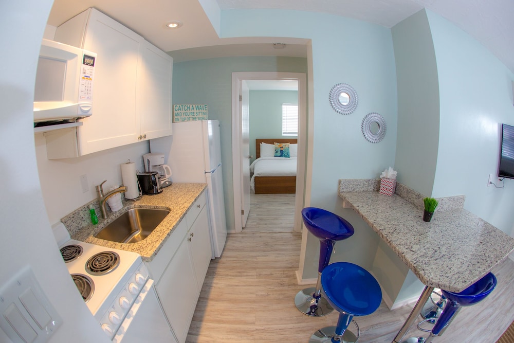 St Pete Beach Suites - photo 7