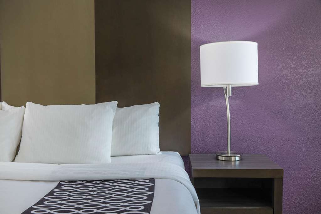 La Quinta Inn & Suites by Wyndham Chattanooga East Ridge - photo 16