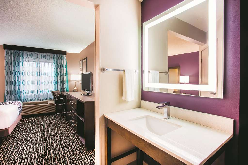 La Quinta Inn & Suites by Wyndham Cincinnati NE Mason - photo 13