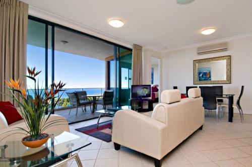 Santorini Twin Waters — 4-Star Luxury Hotel in Mudjimba, Australia