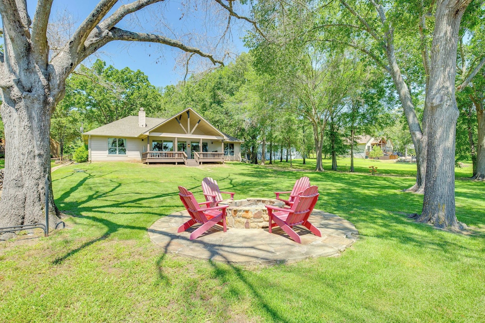 Views and Private Dock Lakefront Eustace House — 4-Star Luxury Hotel in Mabank, United States
