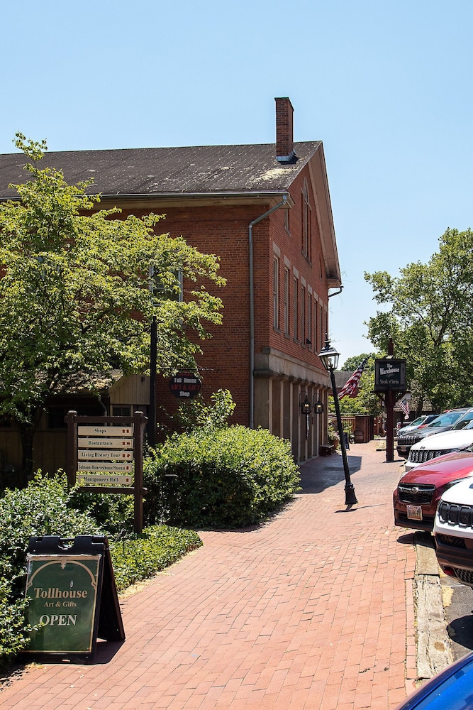 Country Squire Inn & Suites - photo 12