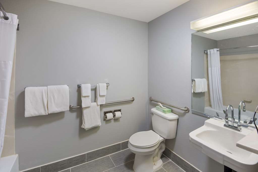 Clarion Pointe Indianapolis Northeast - photo 11