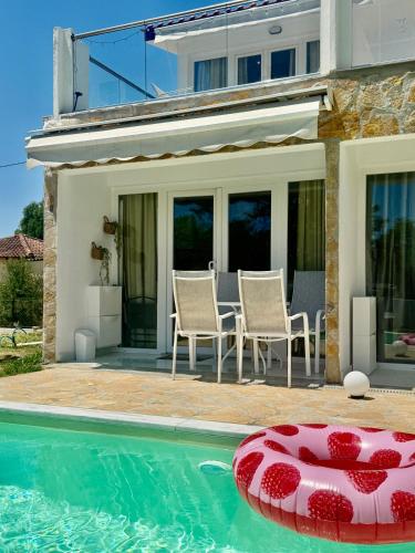Oasis by the Pool - carbon neutral hotel in Unknown City