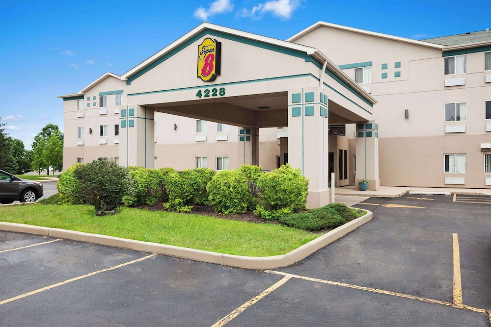 Super 8 by Wyndham Aurora Naperville Area — hotel in Aurora