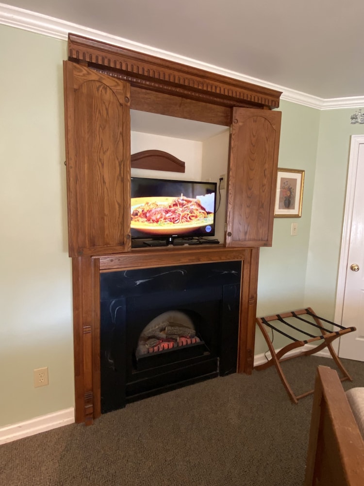 The Cypress Inn Bed & Breakfast - photo 39