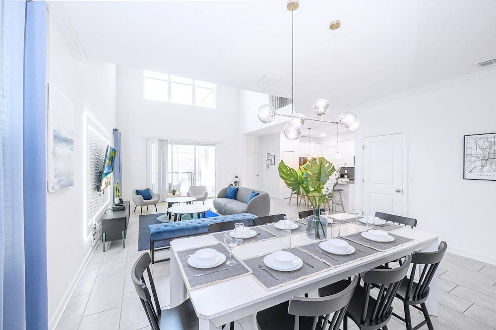 Bright & Airy 5BR Resort Home with Pool - photo 15