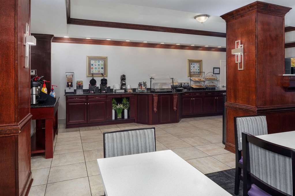 La Quinta Inn & Suites by Wyndham Savannah Airport Pooler - photo 25