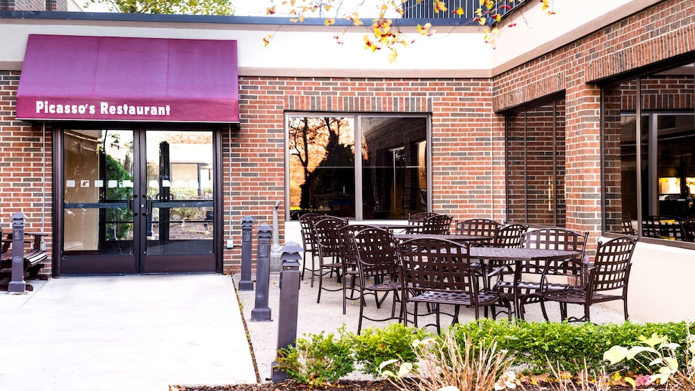 Holiday Inn Hotel & Suites Warren by IHG - photo 31