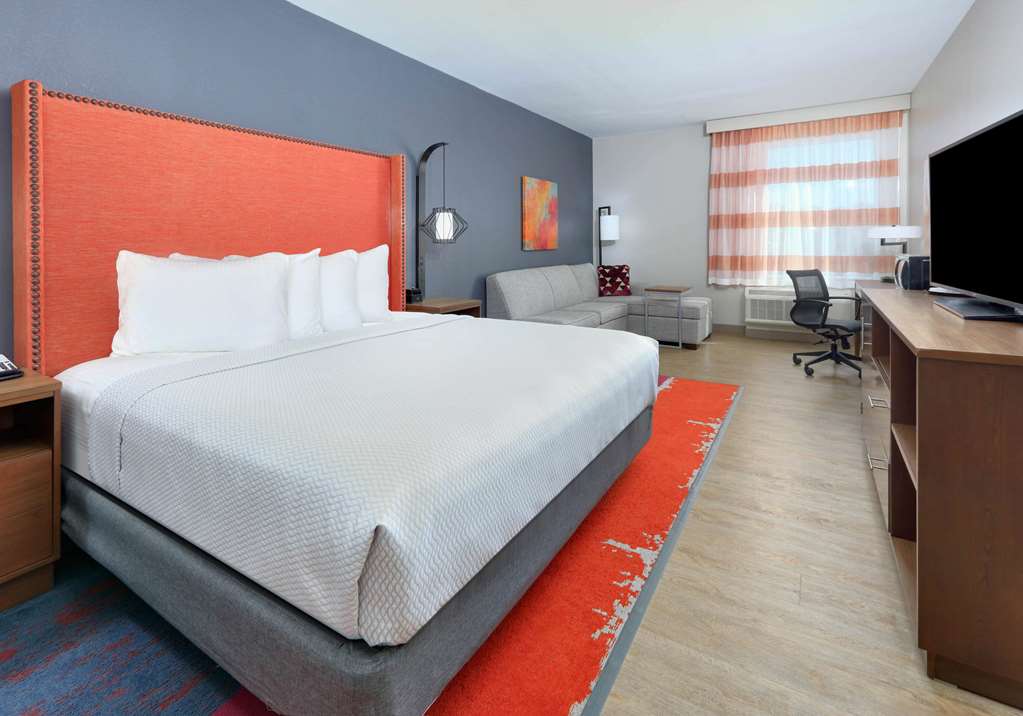La Quinta Inn & Suites by Wyndham Lakeway - photo 12
