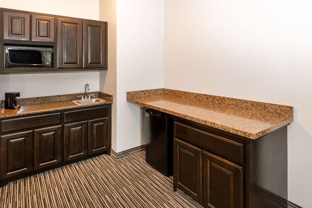 La Quinta Inn & Suites by Wyndham Mt. Pleasant - photo 33