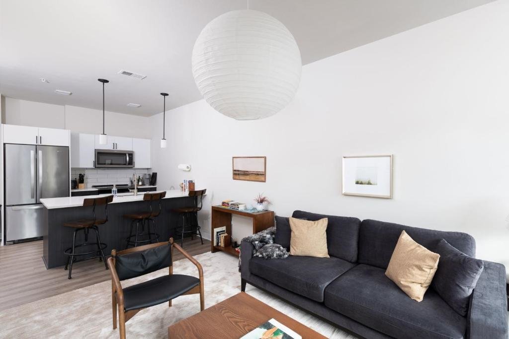East Side Luxury 1BR Apt Sleeps 4 Near Brady St with Balcony and Lounge — 4-Star Luxury Hotel in Milwaukee, United States