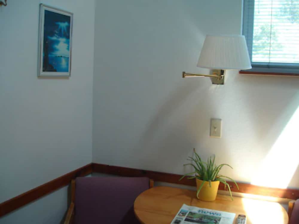 The Dublin House Motel - photo 24