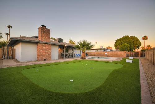 Tempe Getaway Pool Putting Green — Tempe — photo 5