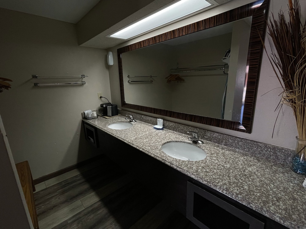 Royal Inn & Suites - photo 16