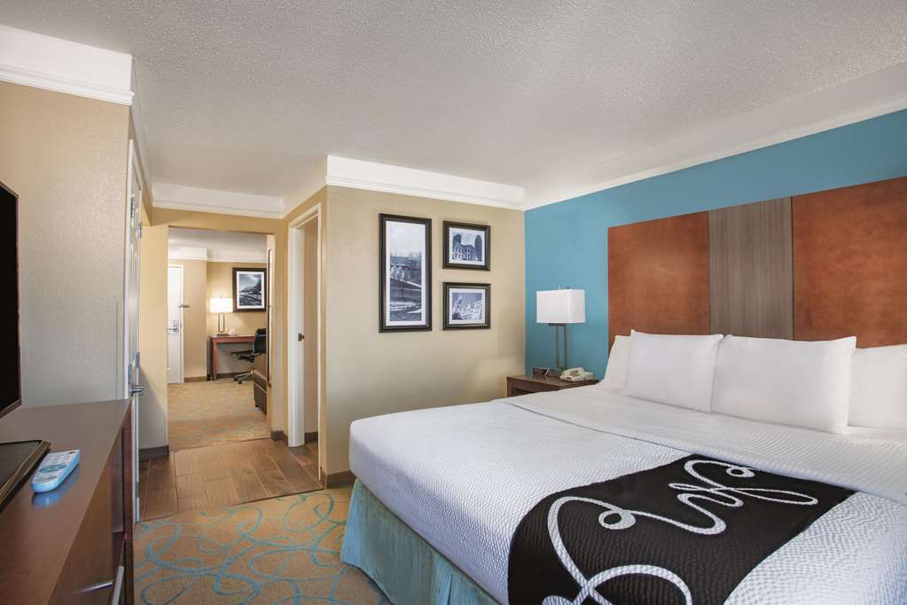 La Quinta Inn & Suites by Wyndham Elizabethtown - photo 14