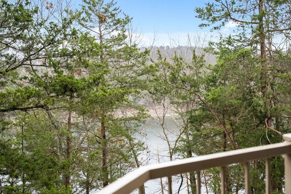 Lake Hideaway Waterfront Condo w Resort Perks - photo 12