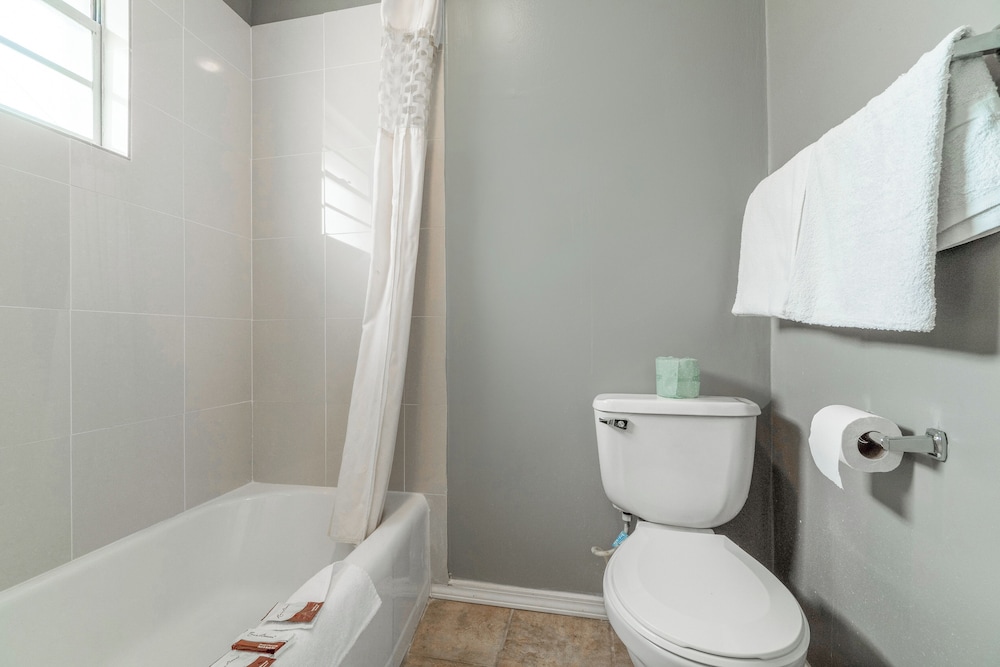 Lamplighter Inn By OYO Independence - photo 26