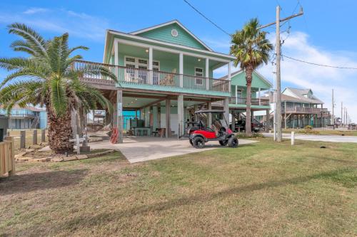 Steps to beach Golf Cart About Time Beach Retreat — hotel in Bolivar Peninsula