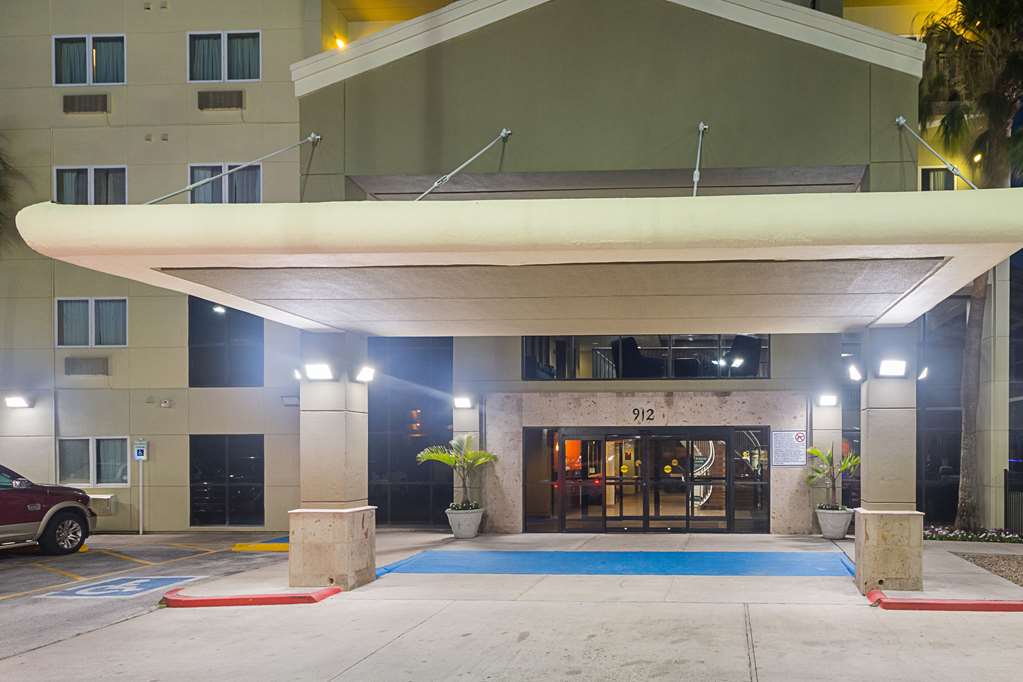 Comfort Suites Beachside - photo 4