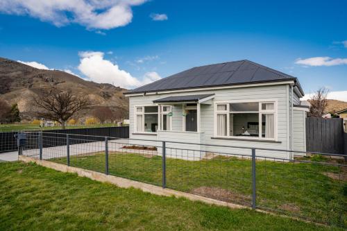 Lake Dunstan Cottage Cromwell Holiday Home — 4-Star Luxury Hotel in Cromwell, New Zealand