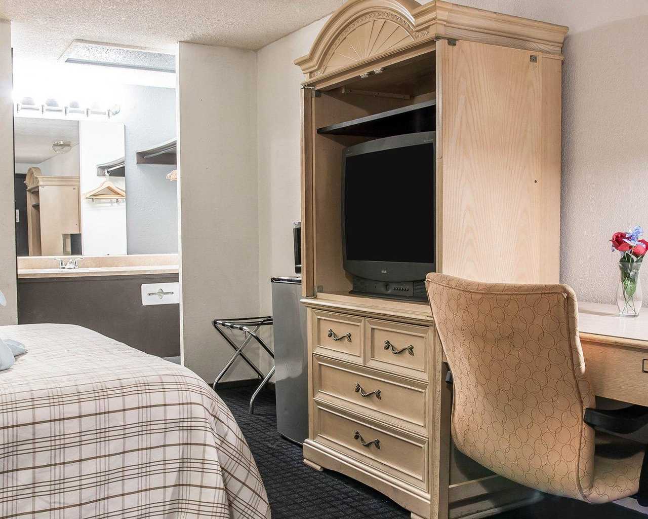 Rodeway Inn Metro Airport - photo 16