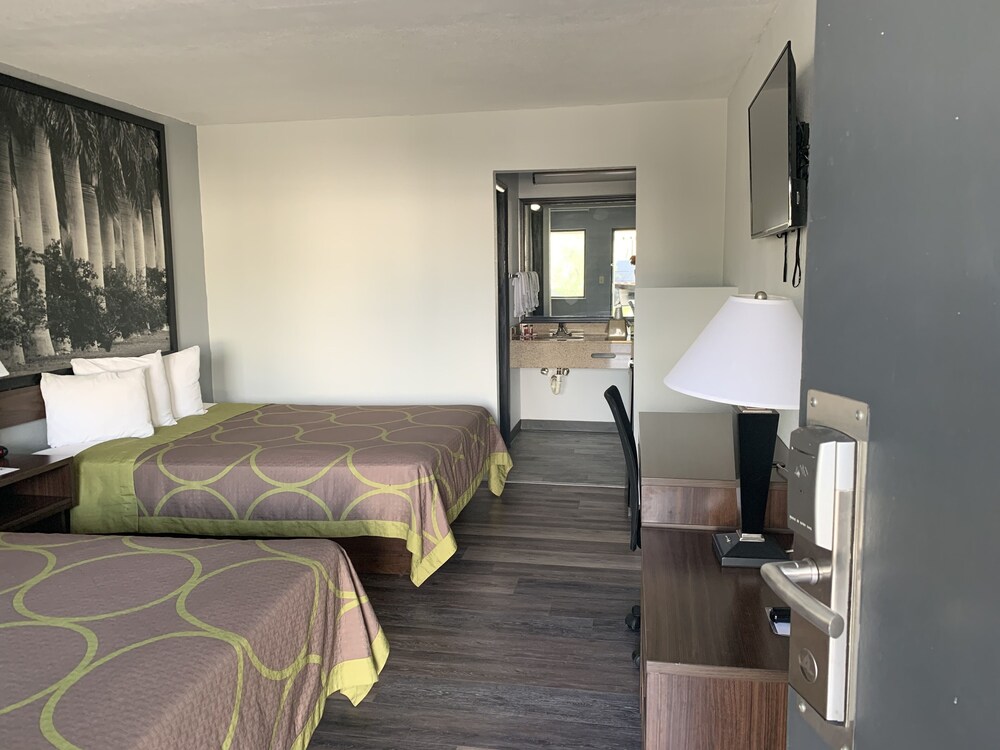 Super 8 by Wyndham Naples - photo 5