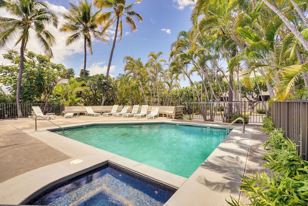 Downtown Kailua kona Condo w Pool & Views — 4-Star Luxury Hotel in Kailua-Kona, United States