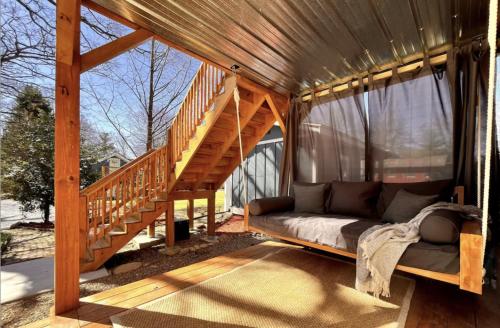 Modern & Cozy on Private Lane Minutes to Airport — 4-Star Luxury Hotel in Fletcher, United States