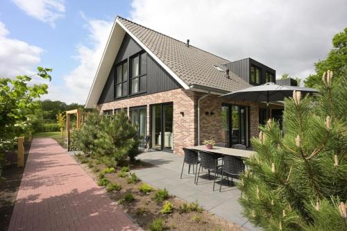 Heide Hoeve Hoekwoning met Hottub 6 personen in Otterlo, Netherlands