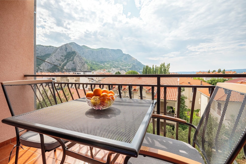 Apartments Zecic — 4-Star Luxury Hotel in Omis, Croatia