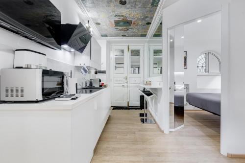 Colosseum Charming Suite Monti District with Jacuzzi — 4-Star Luxury Hotel in Rome, Italy