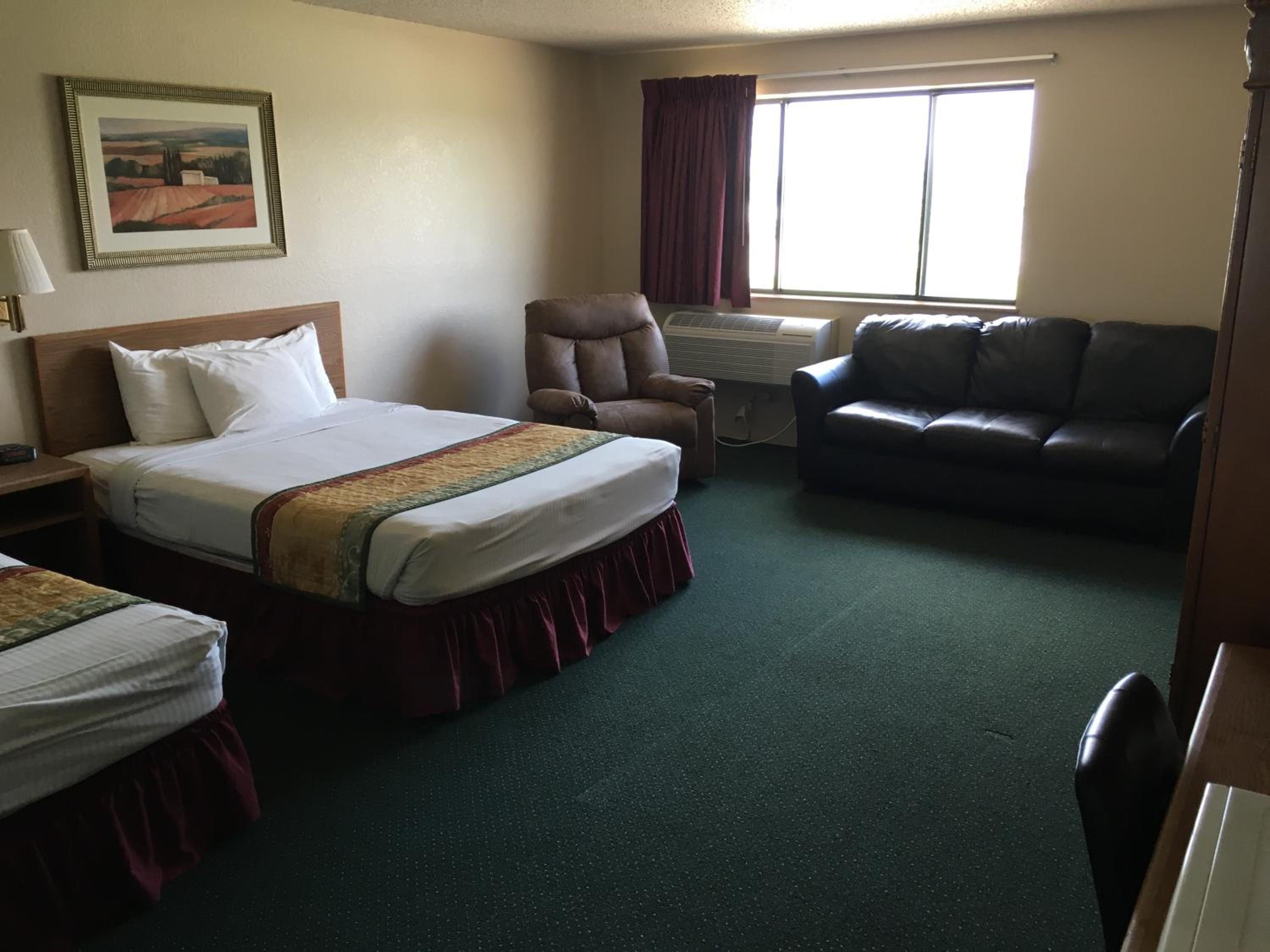 Cassville Four Seasons Inn & Suites - photo 8
