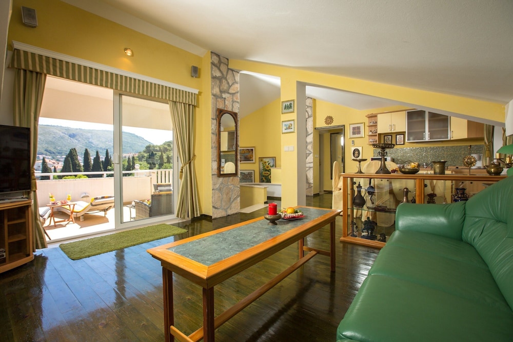 5 Bedroom Holiday Home With Balcony