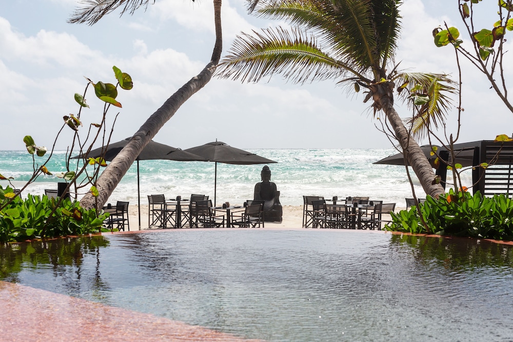 Infinity pool