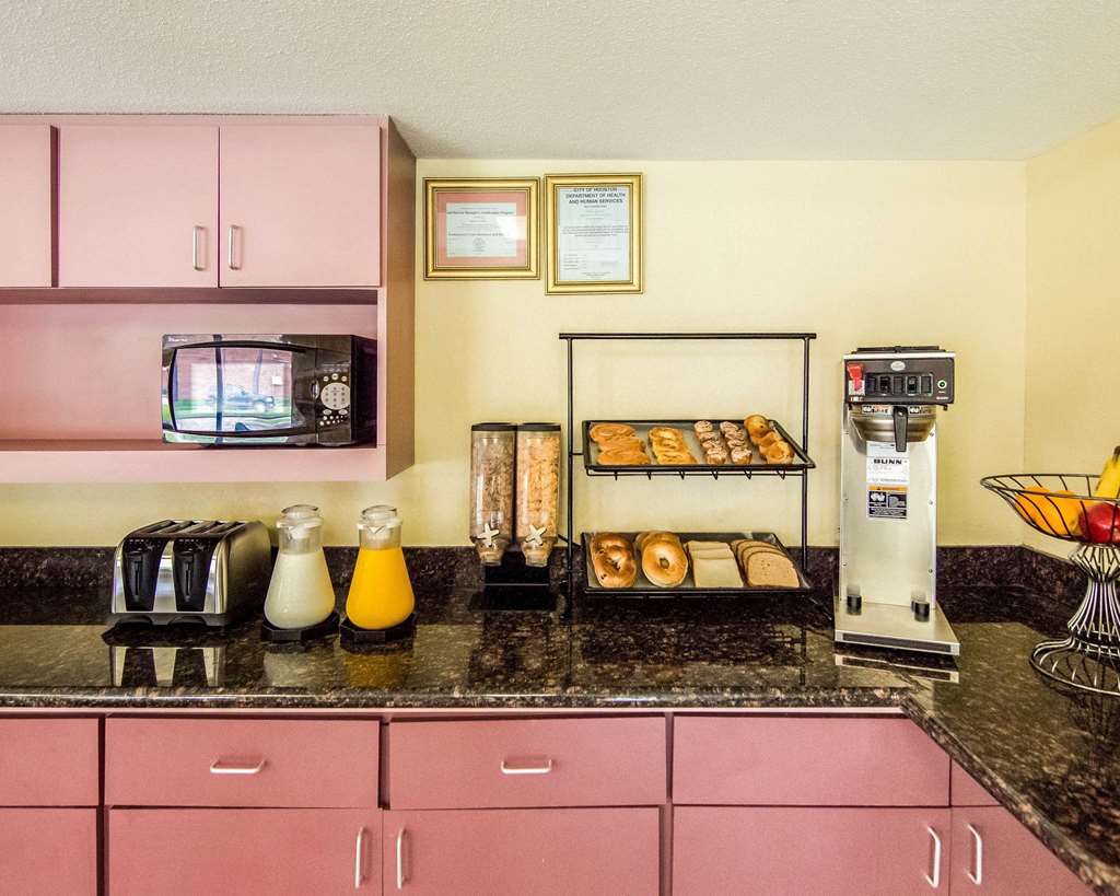 Rodeway Inn & Suites Highway 290 Northwest - photo 21