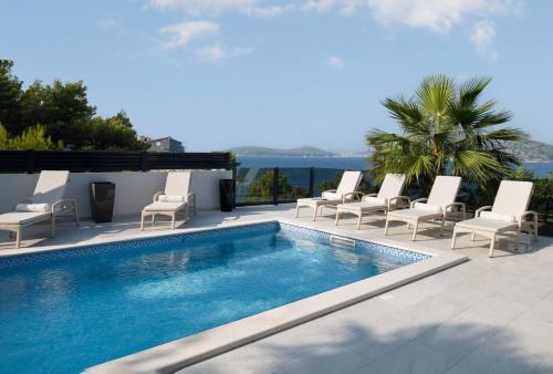 Villa Palm Bay 1 heated pool 5 m from the sea — 4-Star Luxury Hotel in Rogoznica, Croatia