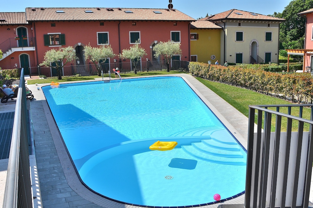 Residence Corte La Fiorita With Pool — 4-Star Luxury Hotel in Costermano, Italy
