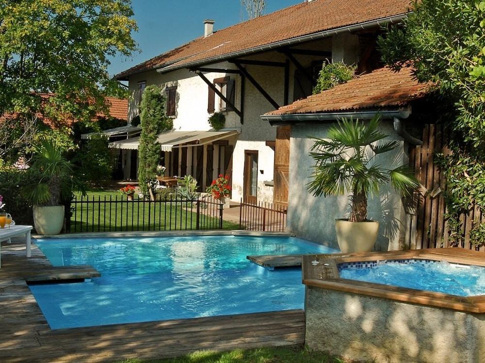 Le Domaine Du Plantier — 4-Star Luxury Hotel in Saint-Hilaire-De-La-Cote, France