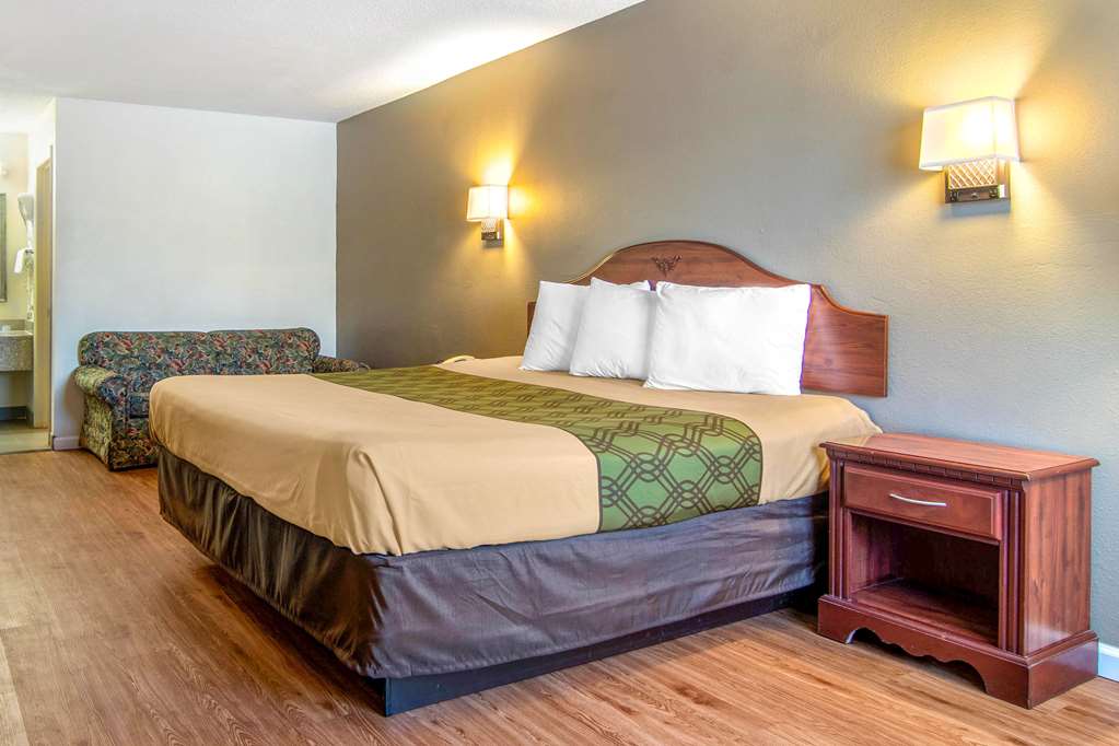 Econo Lodge Inn & Suites near Chickamauga Battlefield - photo 9